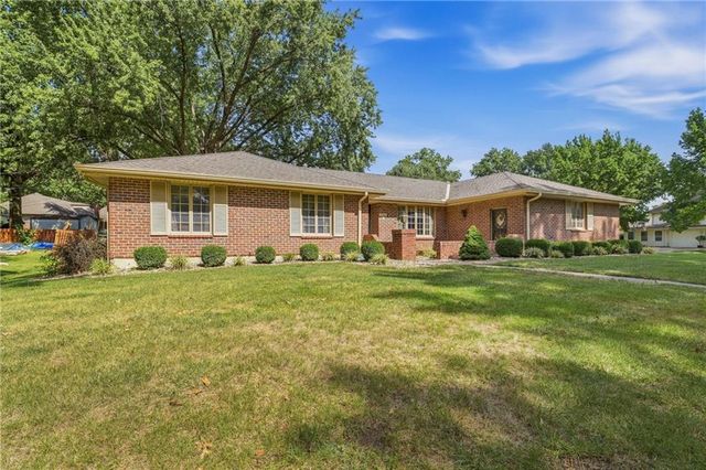 306 NW Lincolnwood Drive, Lee's Summit, MO 64063