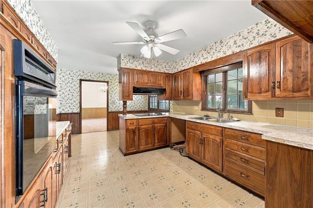306 NW Lincolnwood Drive, Lee's Summit, MO 64063