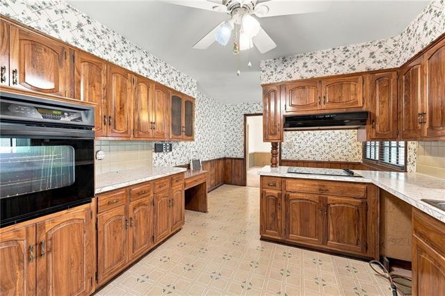 306 NW Lincolnwood Drive, Lee's Summit, MO 64063