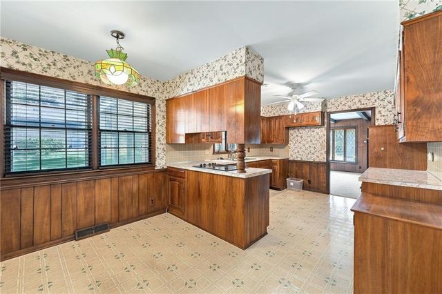 306 NW Lincolnwood Drive, Lee's Summit, MO 64063