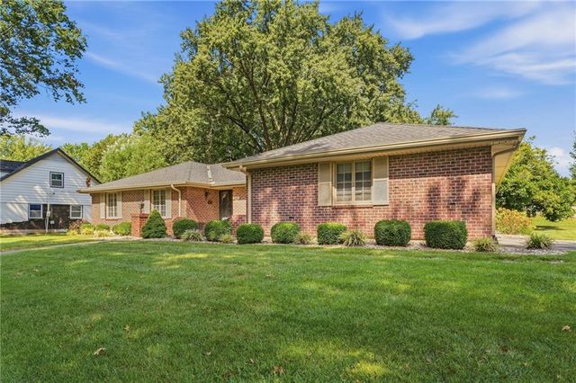 306 NW Lincolnwood Drive, Lee's Summit, MO 64063