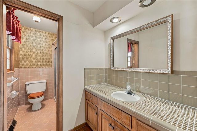 306 NW Lincolnwood Drive, Lee's Summit, MO 64063