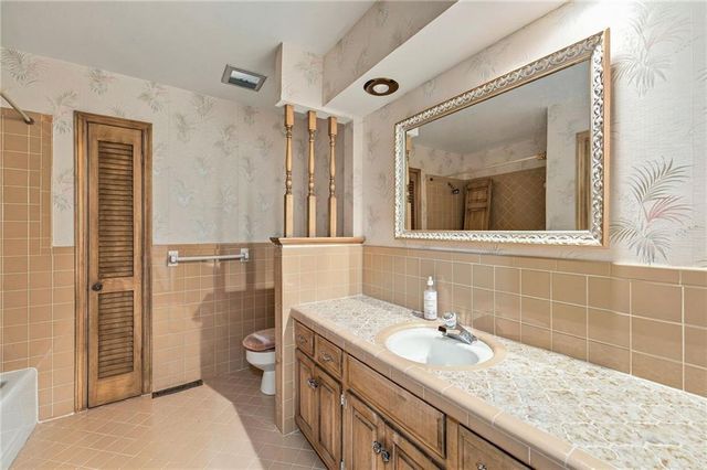 306 NW Lincolnwood Drive, Lee's Summit, MO 64063