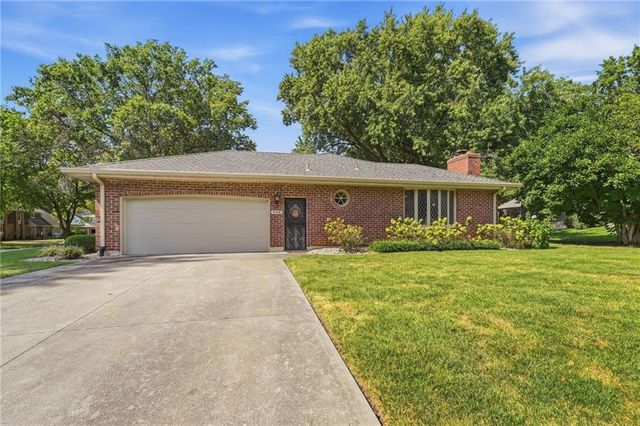 306 NW Lincolnwood Drive, Lee's Summit, MO 64063