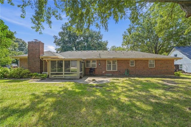 306 NW Lincolnwood Drive, Lee's Summit, MO 64063
