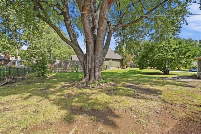 306 NW Lincolnwood Drive, Lee's Summit, MO 64063