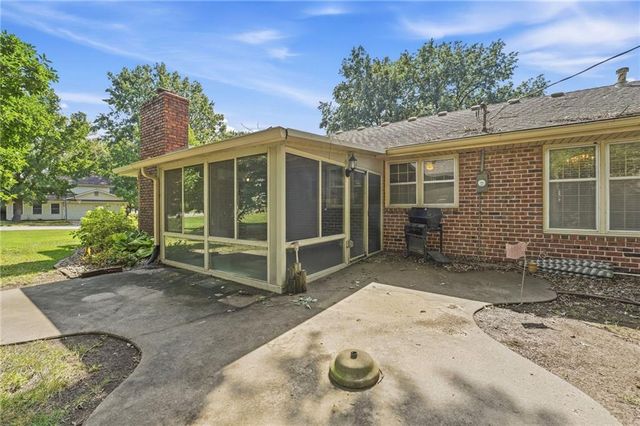 306 NW Lincolnwood Drive, Lee's Summit, MO 64063