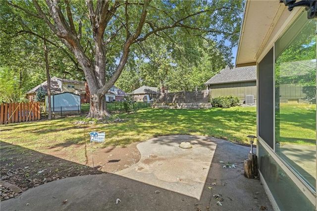 306 NW Lincolnwood Drive, Lee's Summit, MO 64063