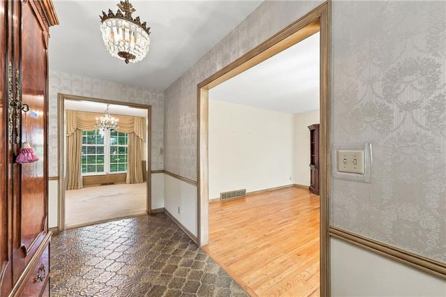 306 NW Lincolnwood Drive, Lee's Summit, MO 64063