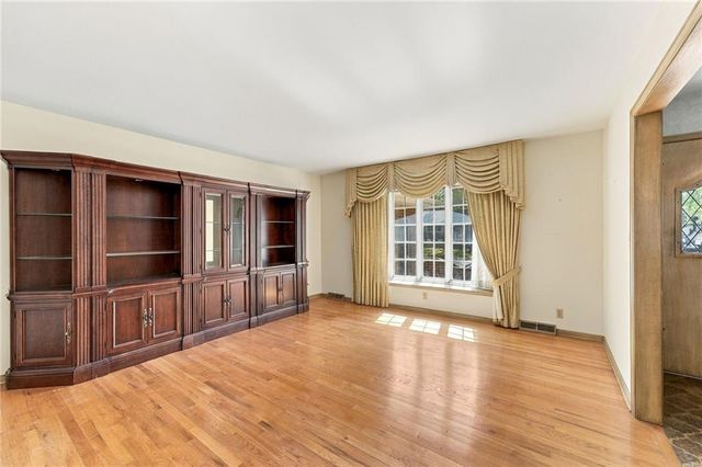 306 NW Lincolnwood Drive, Lee's Summit, MO 64063