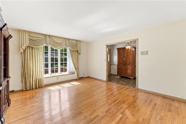 306 NW Lincolnwood Drive, Lee's Summit, MO 64063