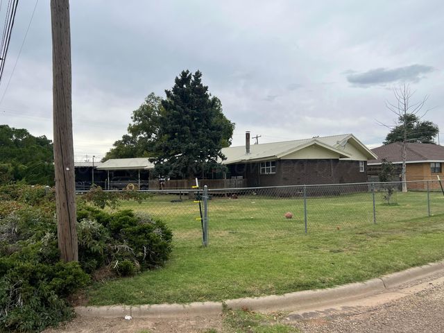 310 E 12th Street, Friona, TX 79035