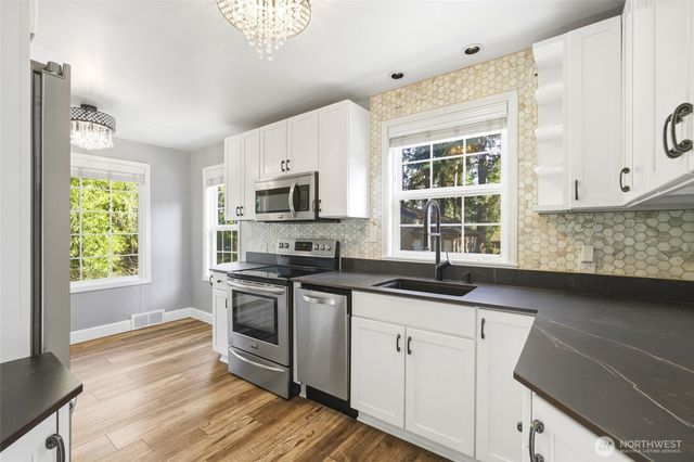 16714 SE Newport Way, Bellevue, WA 98006