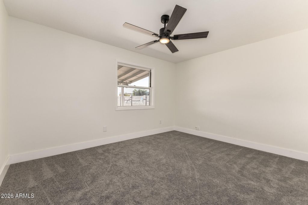 Image 10 of property listing at 2535 E HARTFORD Avenue, Phoenix, AZ 85032