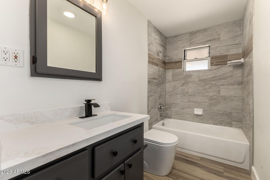 Image 14 of property listing at 2535 E HARTFORD Avenue, Phoenix, AZ 85032