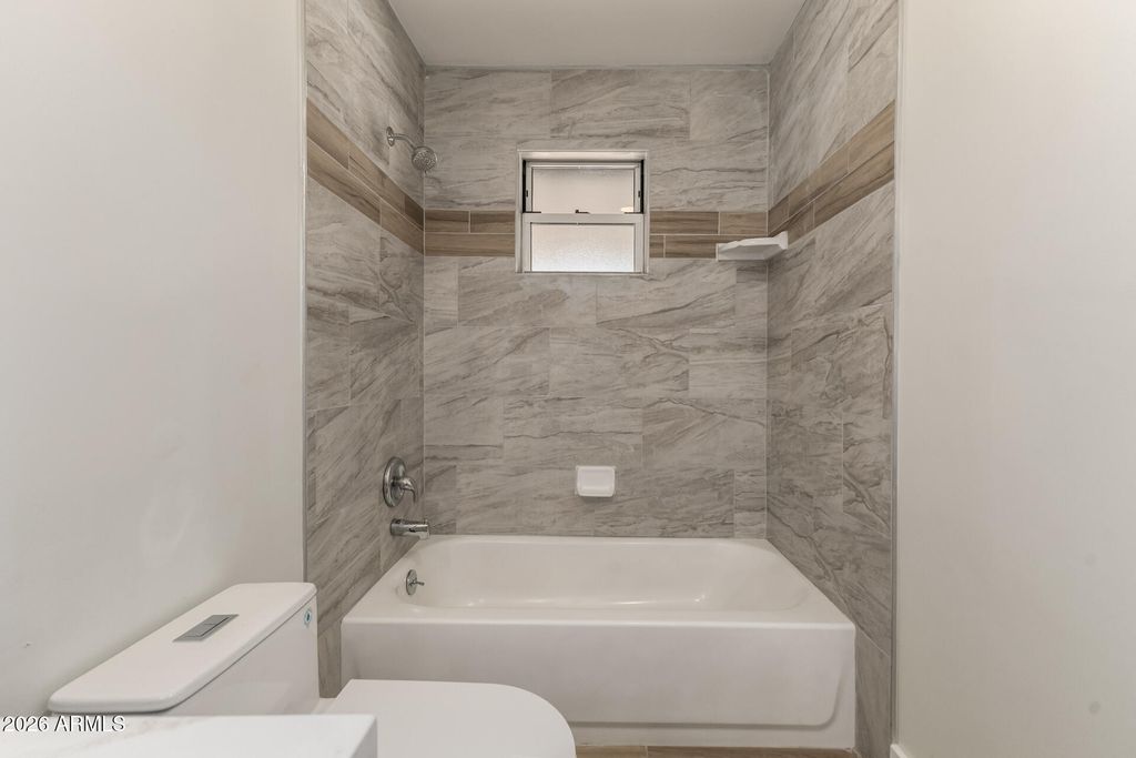 Image 15 of property listing at 2535 E HARTFORD Avenue, Phoenix, AZ 85032