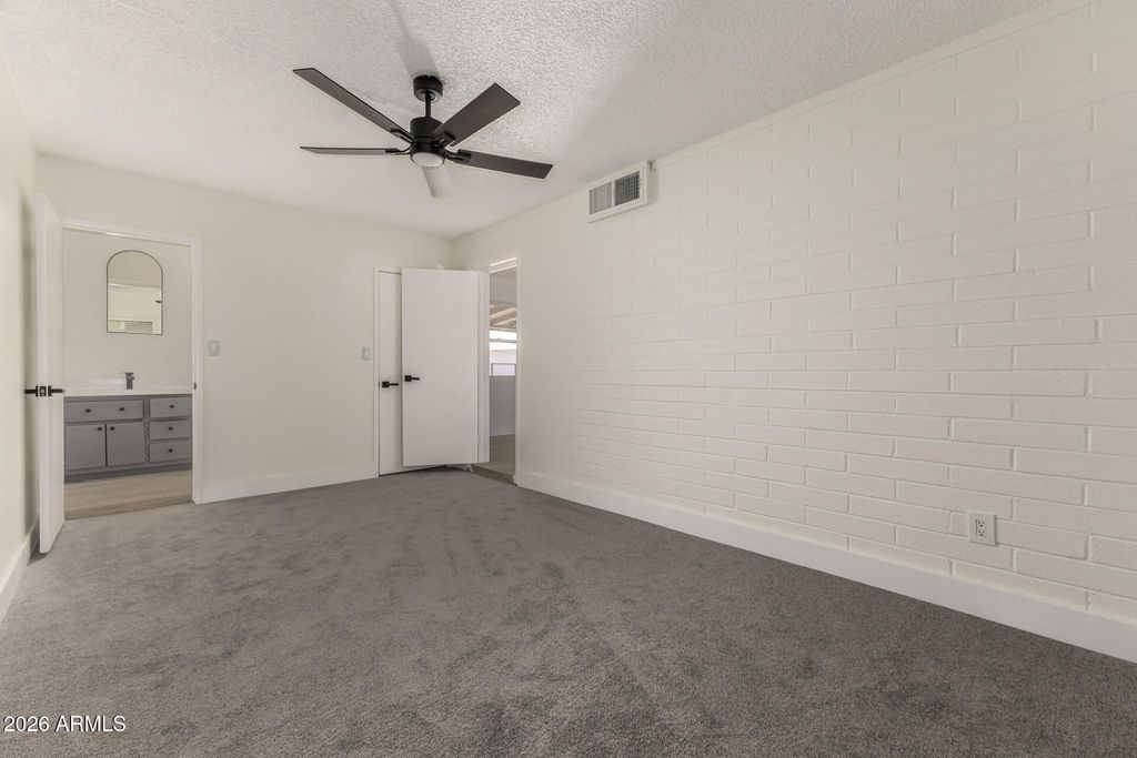 Image 16 of property listing at 2535 E HARTFORD Avenue, Phoenix, AZ 85032