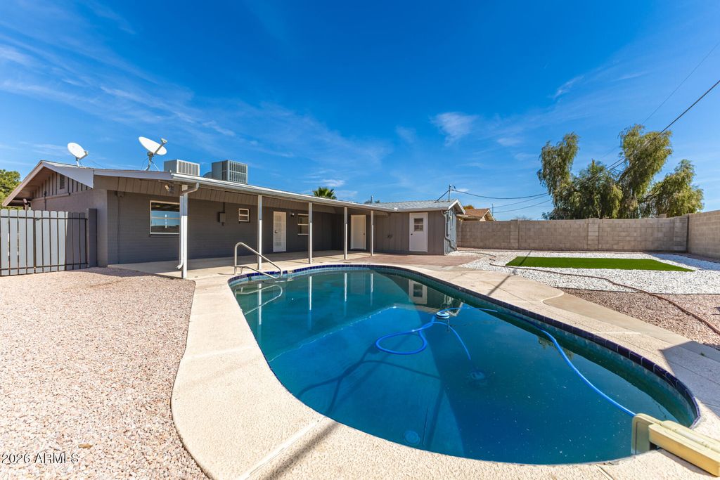 Image 24 of property listing at 2535 E HARTFORD Avenue, Phoenix, AZ 85032