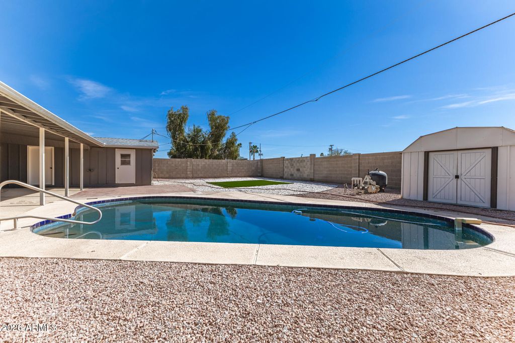 Image 25 of property listing at 2535 E HARTFORD Avenue, Phoenix, AZ 85032