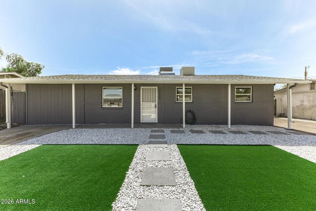 Image 3 of property listing at 2535 E HARTFORD Avenue, Phoenix, AZ 85032
