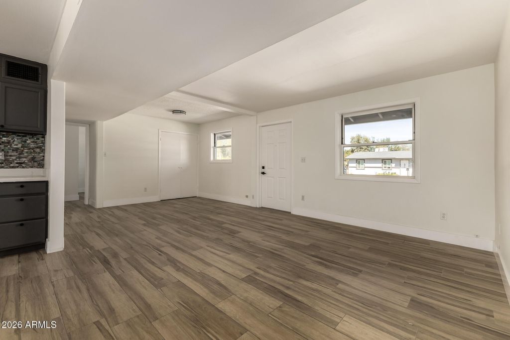 Image 5 of property listing at 2535 E HARTFORD Avenue, Phoenix, AZ 85032