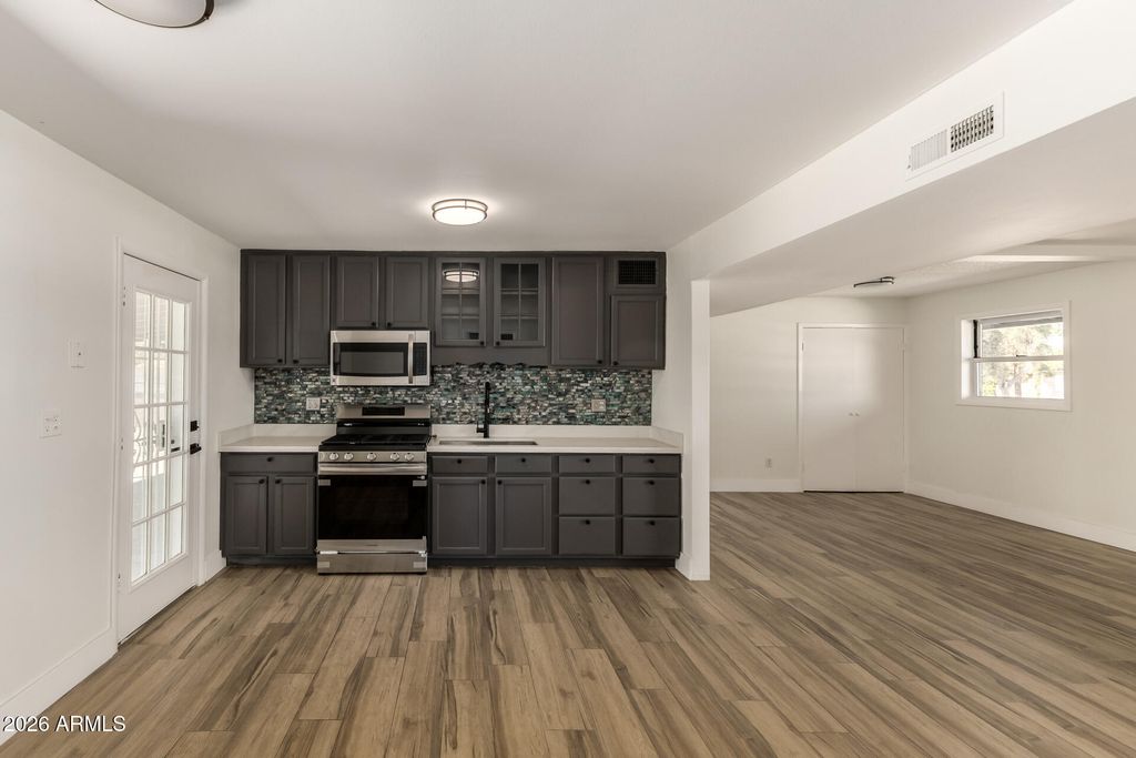 Image 6 of property listing at 2535 E HARTFORD Avenue, Phoenix, AZ 85032