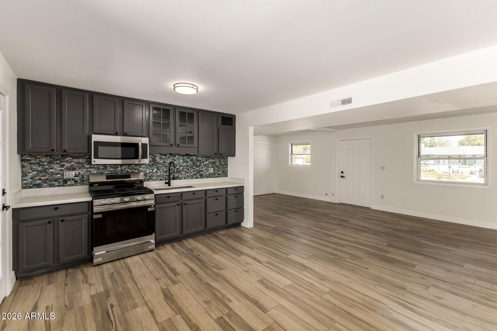 Image 7 of property listing at 2535 E HARTFORD Avenue, Phoenix, AZ 85032