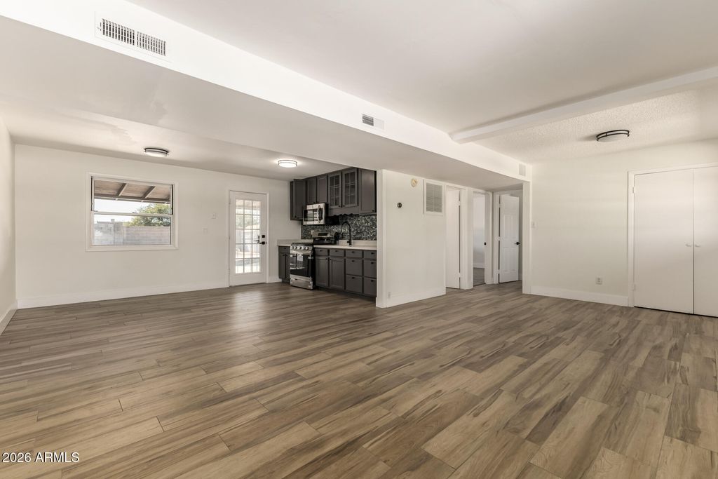 Image 9 of property listing at 2535 E HARTFORD Avenue, Phoenix, AZ 85032