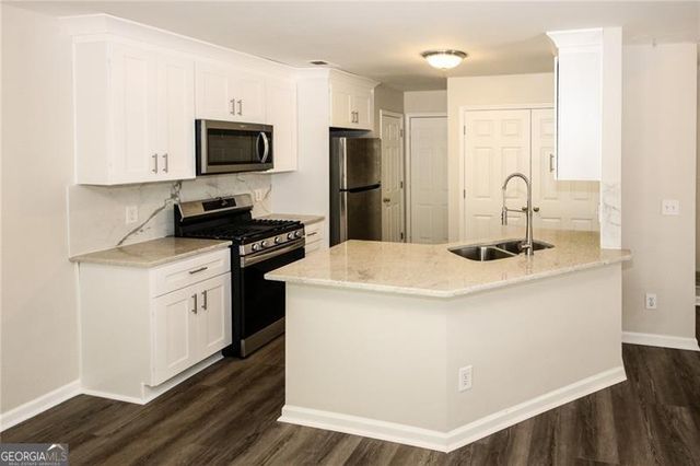 121 Stoneforest Drive, Woodstock, GA 30189