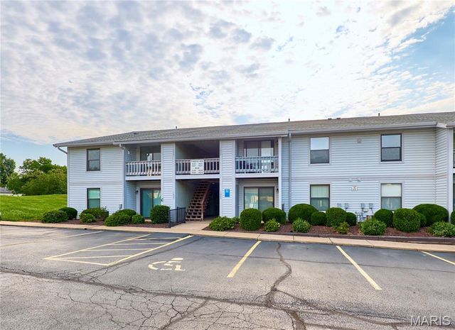 1626 Summergate Parkway E, St Peters, MO 63303