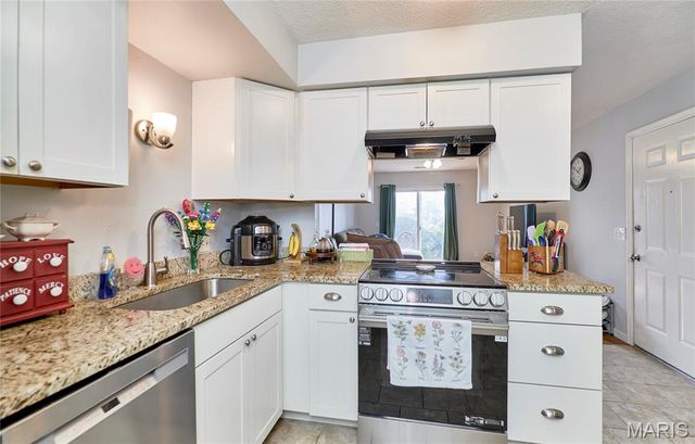 1626 Summergate Parkway E, St Peters, MO 63303