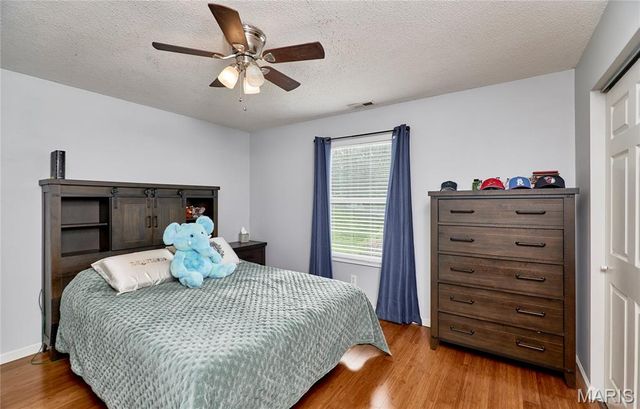 1626 Summergate Parkway E, St Peters, MO 63303