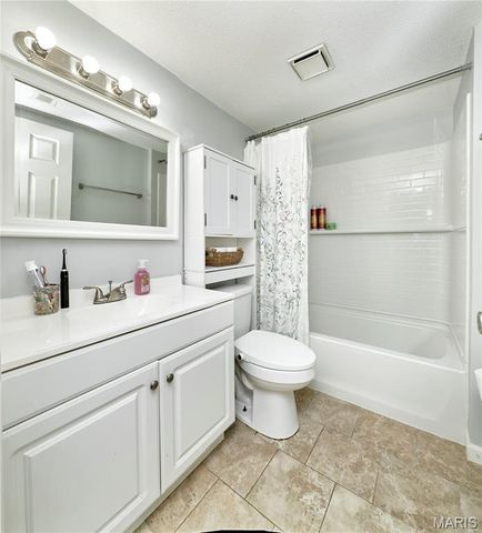 1626 Summergate Parkway E, St Peters, MO 63303