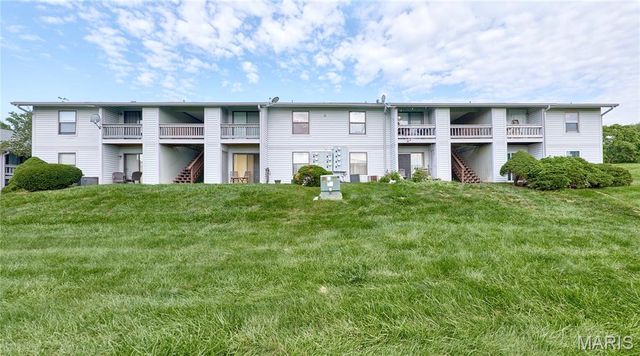 1626 Summergate Parkway E, St Peters, MO 63303