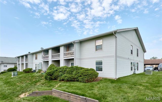 1626 Summergate Parkway E, St Peters, MO 63303