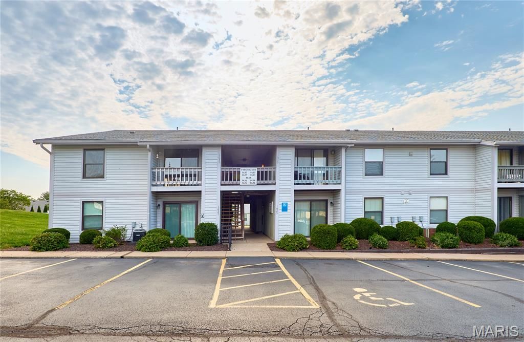 1626 Summergate Parkway E, St Peters, MO 63303
