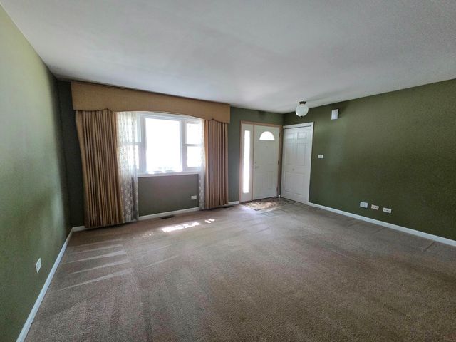 6705 Foxtree Avenue, Woodridge, IL 60517