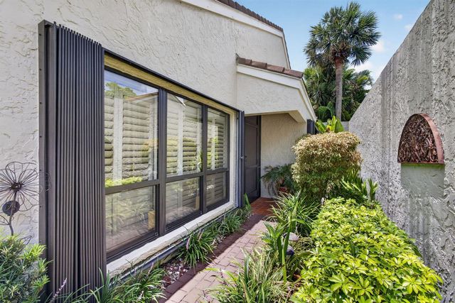 65 Balfour Road E, Palm Beach Gardens, FL 33418