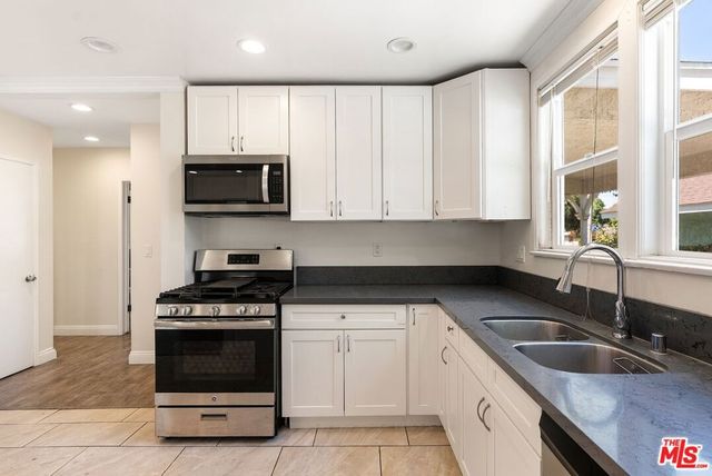 19408 Calvert Street, Los Angeles, CA 91335