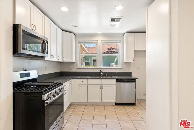 19408 Calvert Street, Los Angeles, CA 91335
