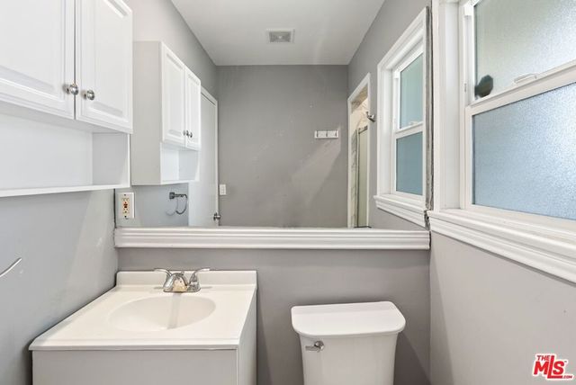19408 Calvert Street, Los Angeles, CA 91335