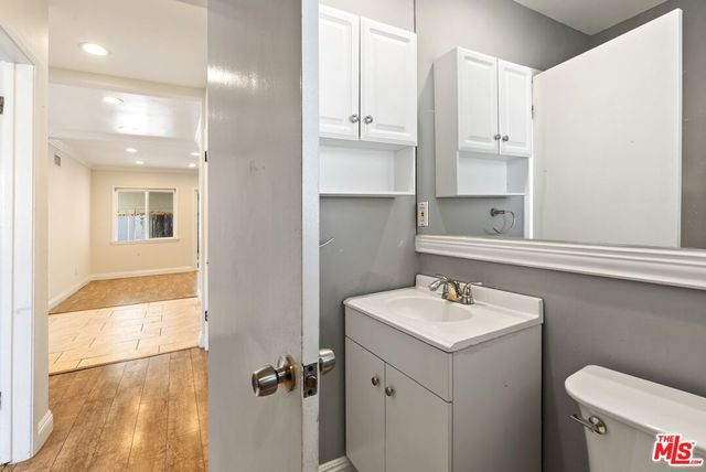 19408 Calvert Street, Los Angeles, CA 91335
