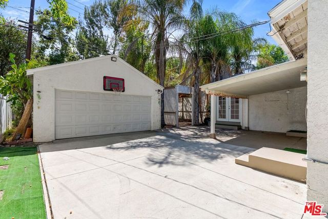 19408 Calvert Street, Los Angeles, CA 91335
