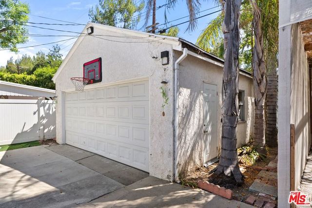 19408 Calvert Street, Los Angeles, CA 91335