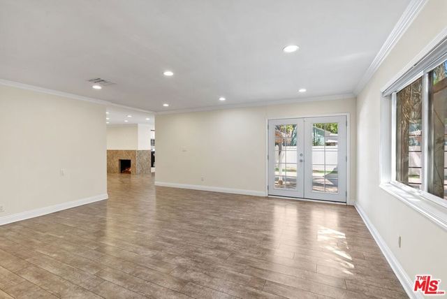 19408 Calvert Street, Los Angeles, CA 91335