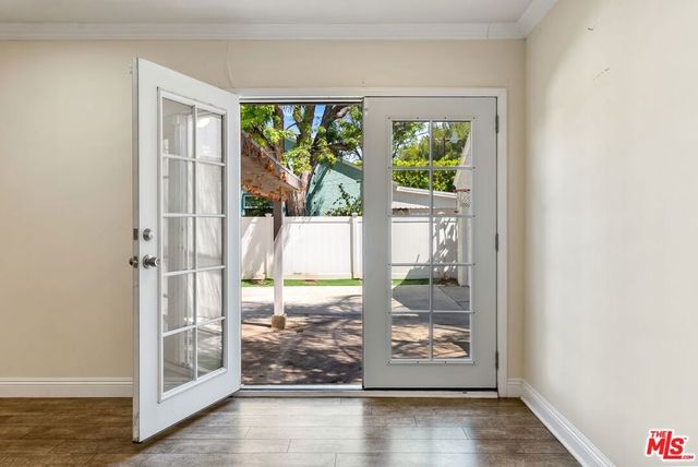 19408 Calvert Street, Los Angeles, CA 91335