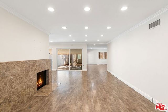 19408 Calvert Street, Los Angeles, CA 91335