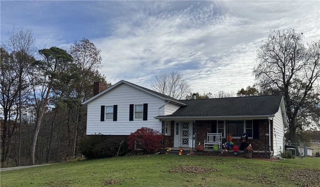 184 Walnut Dr, South Bend Twp, PA 15774