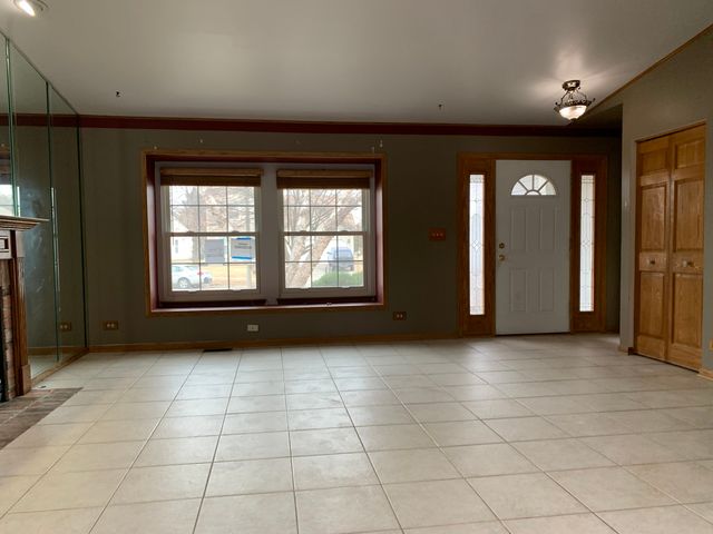 2472 Fox Drive, Aurora, IL 60506