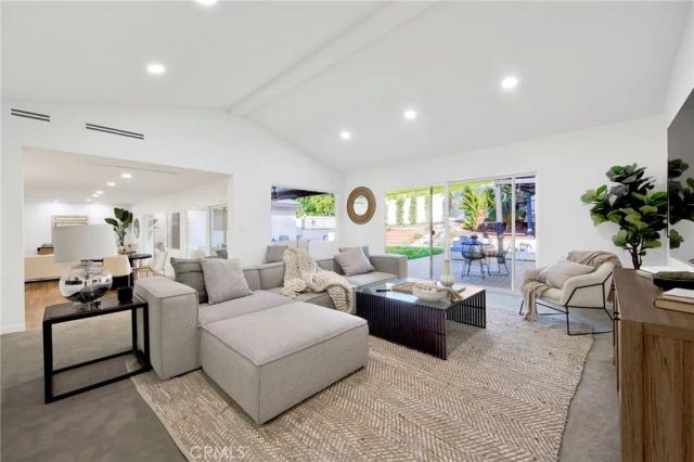 4210 Sepulveda Boulevard, Sherman Oaks, CA 91403